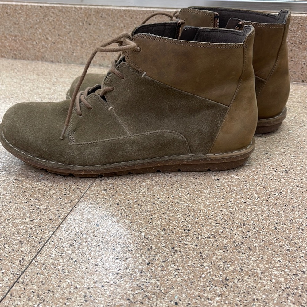Clark soft cushion ankle boots